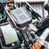 Uchwyt na telefon z amortyzacją powietrzną montowany na lusterko Outplorer P100-B